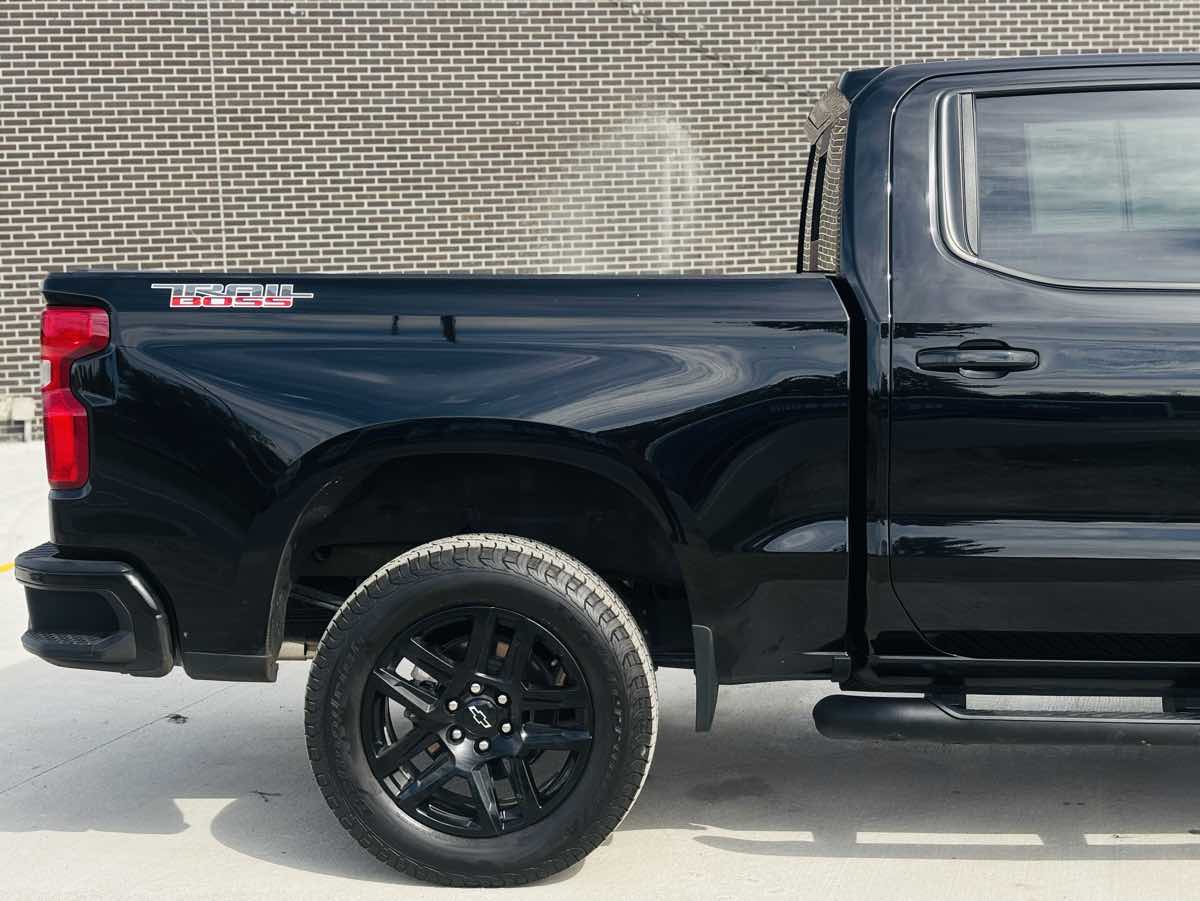 Photo 8 of this Chevrolet Silverado 1500