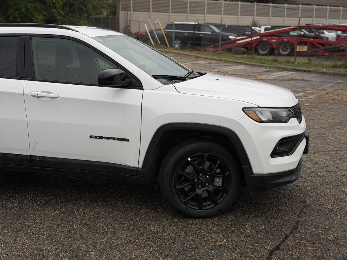 Photo 4 of this Jeep Compass