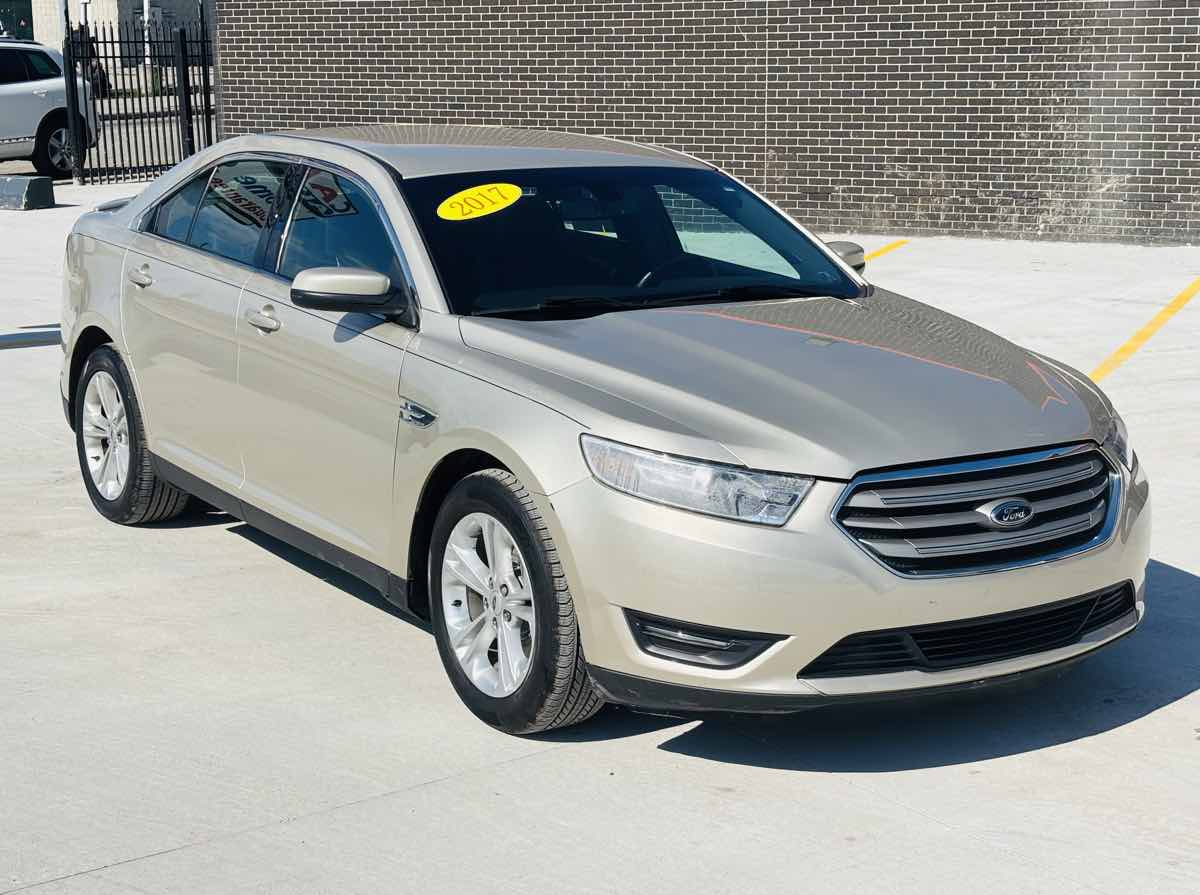 Photo 2 of this Ford Taurus