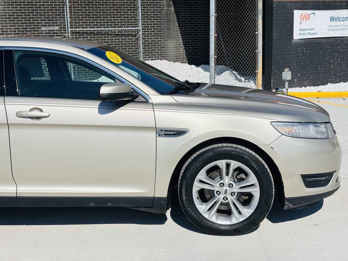 Photo 6 of this Ford Taurus