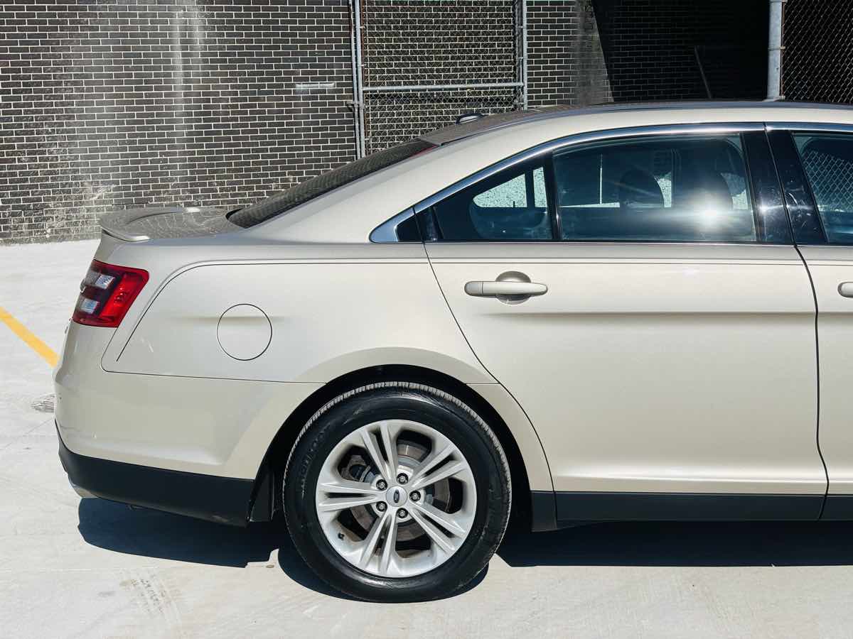 Photo 7 of this Ford Taurus