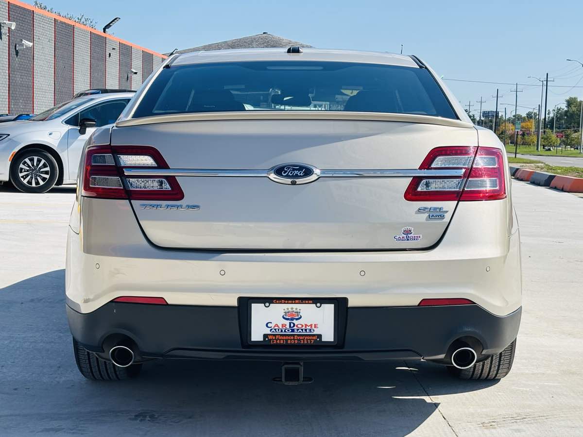 Photo 12 of this Ford Taurus