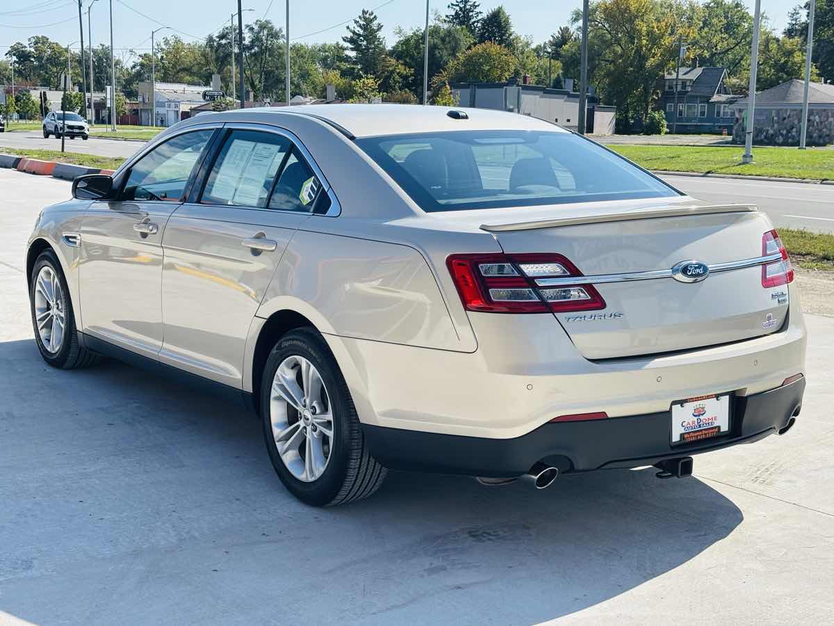 Photo 14 of this Ford Taurus