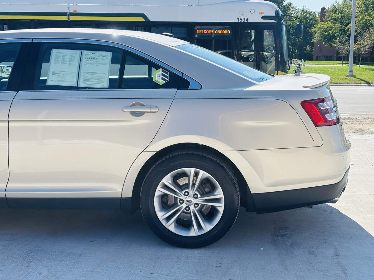 Photo 15 of this Ford Taurus
