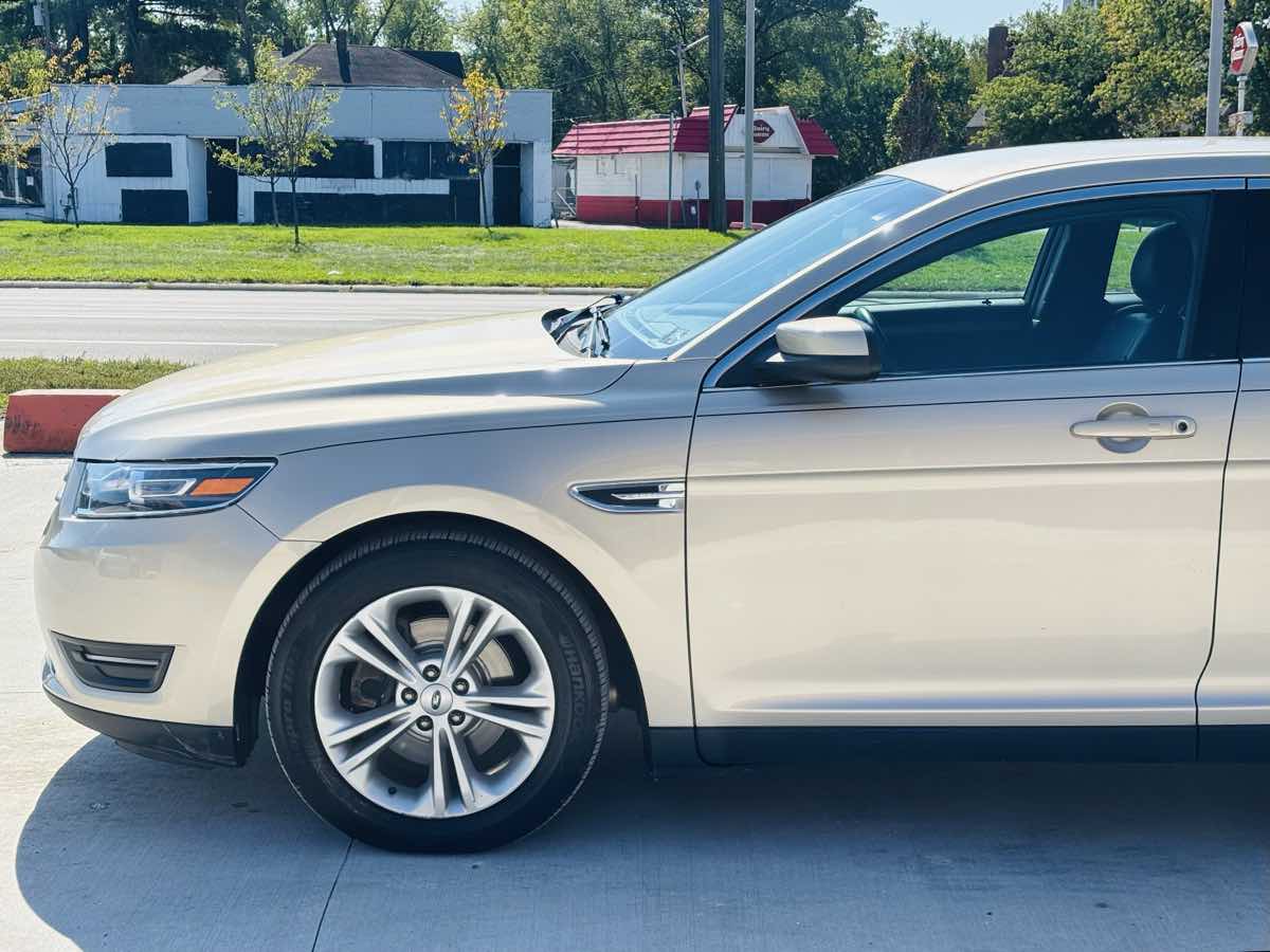 Photo 16 of this Ford Taurus