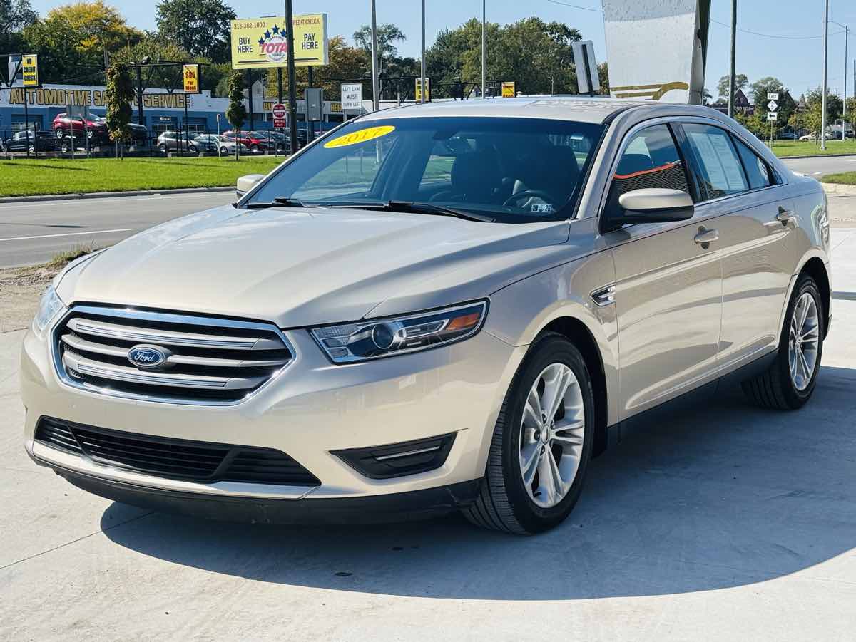 Photo 17 of this Ford Taurus