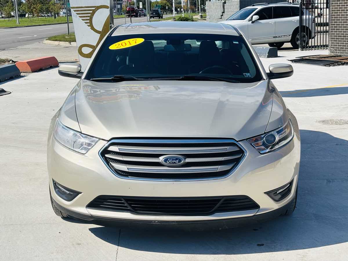 Photo 18 of this Ford Taurus