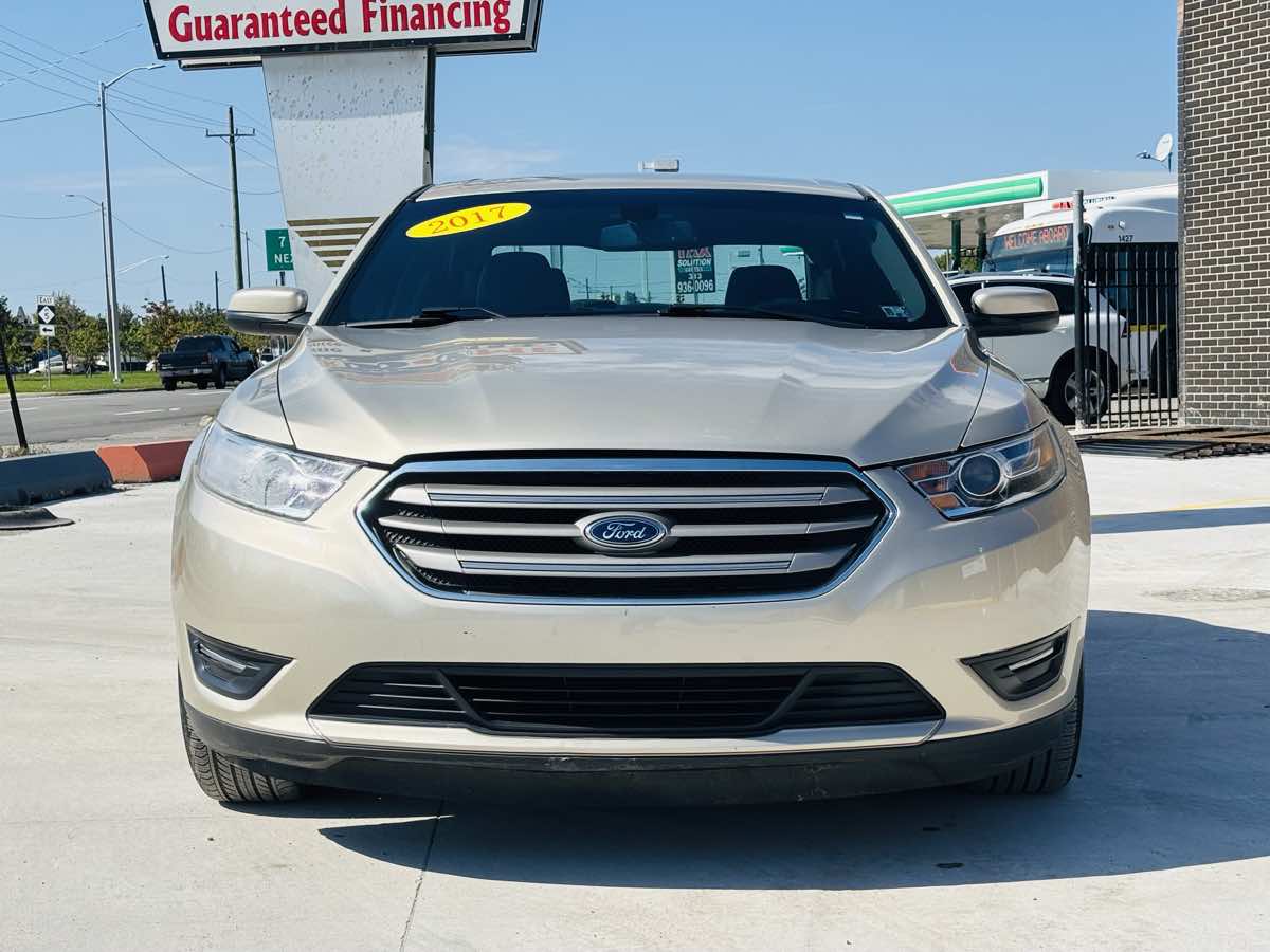 Photo 19 of this Ford Taurus