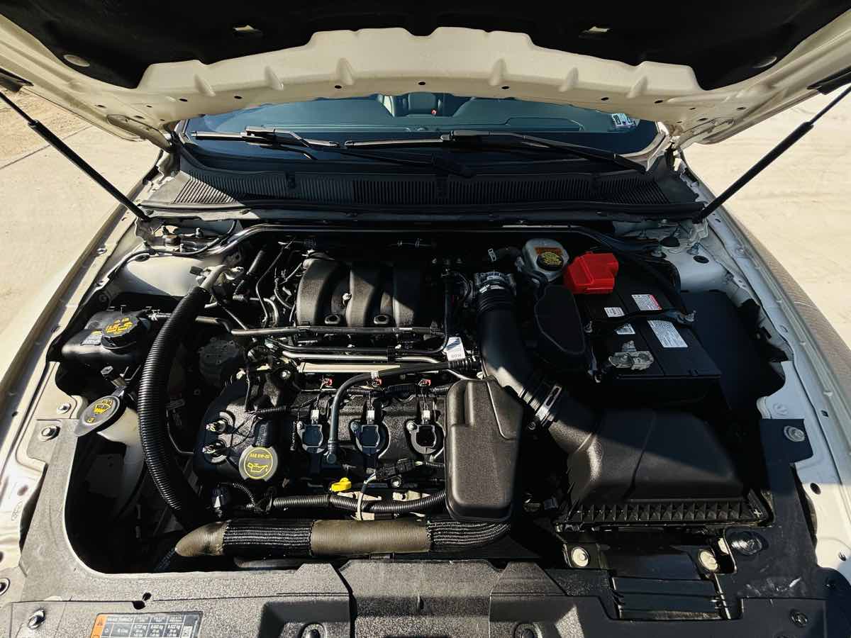 Photo 23 of this Ford Taurus