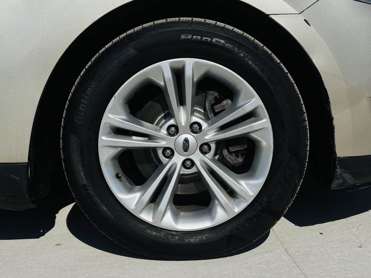 Photo 25 of this Ford Taurus