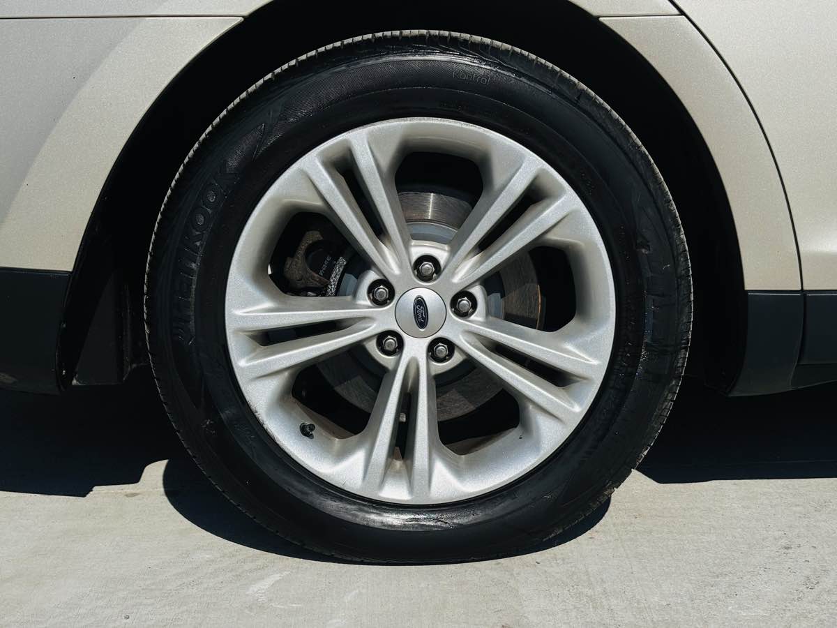Photo 26 of this Ford Taurus