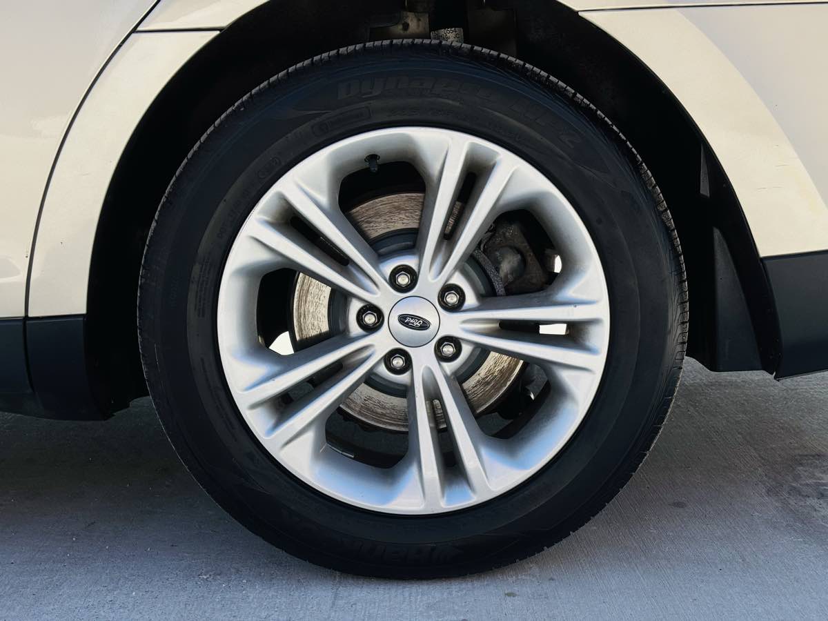 Photo 27 of this Ford Taurus