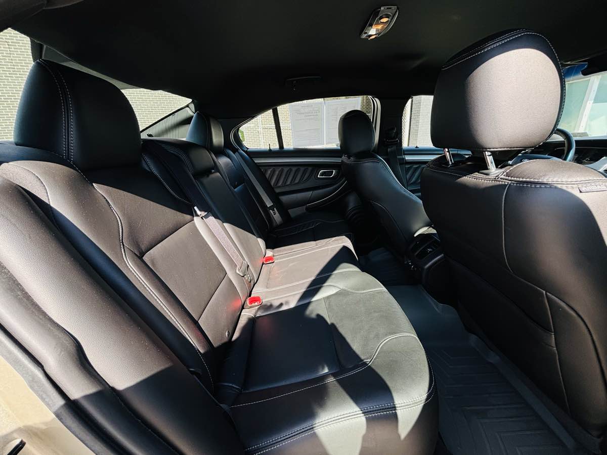 Photo 37 of this Ford Taurus