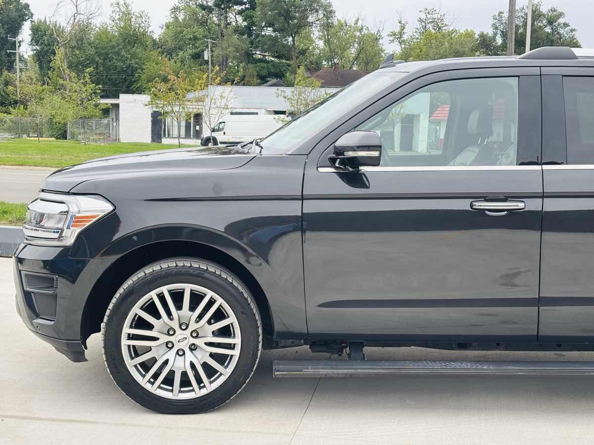 Photo 16 of this Ford Expedition Max