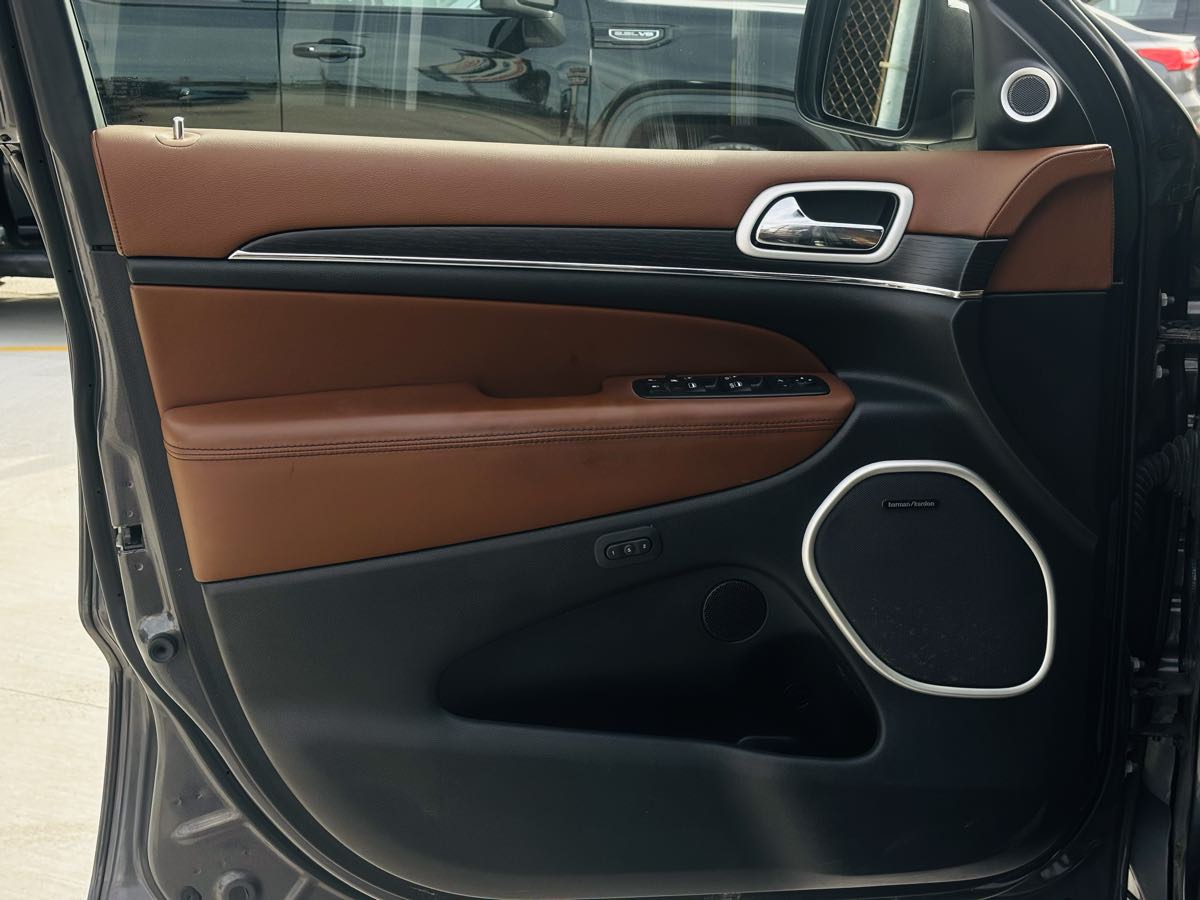 Photo 34 of this Jeep Grand Cherokee