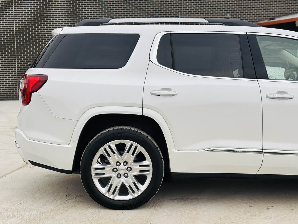 Photo 7 of this GMC Acadia