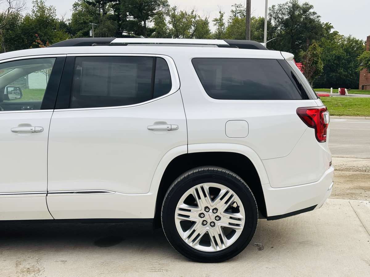 Photo 15 of this GMC Acadia