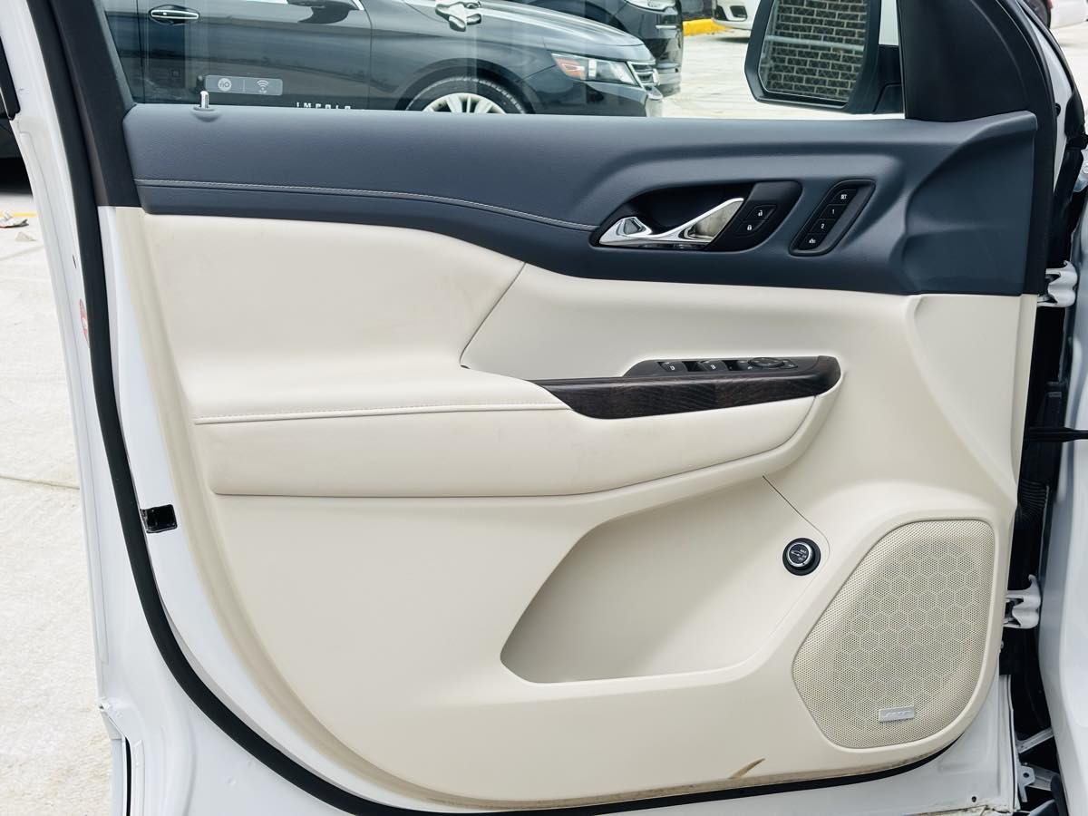 Photo 32 of this GMC Acadia