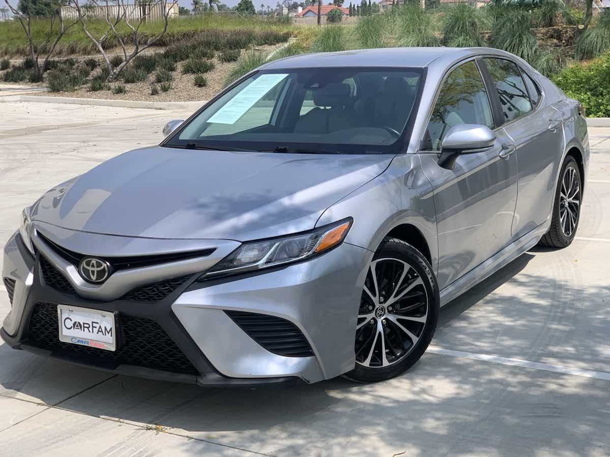 2019 Toyota Camry SE photo 3