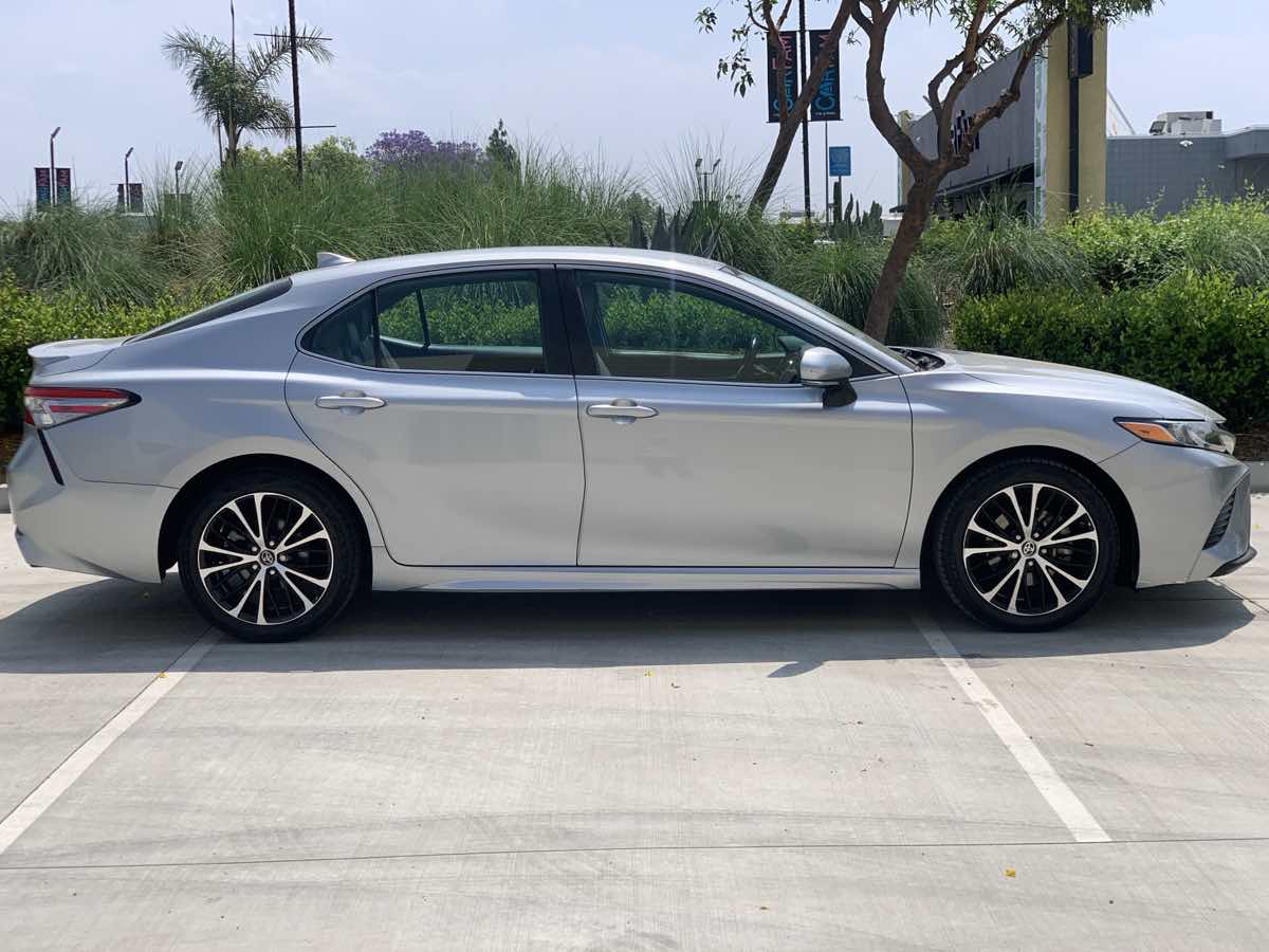2019 Toyota Camry SE photo 4