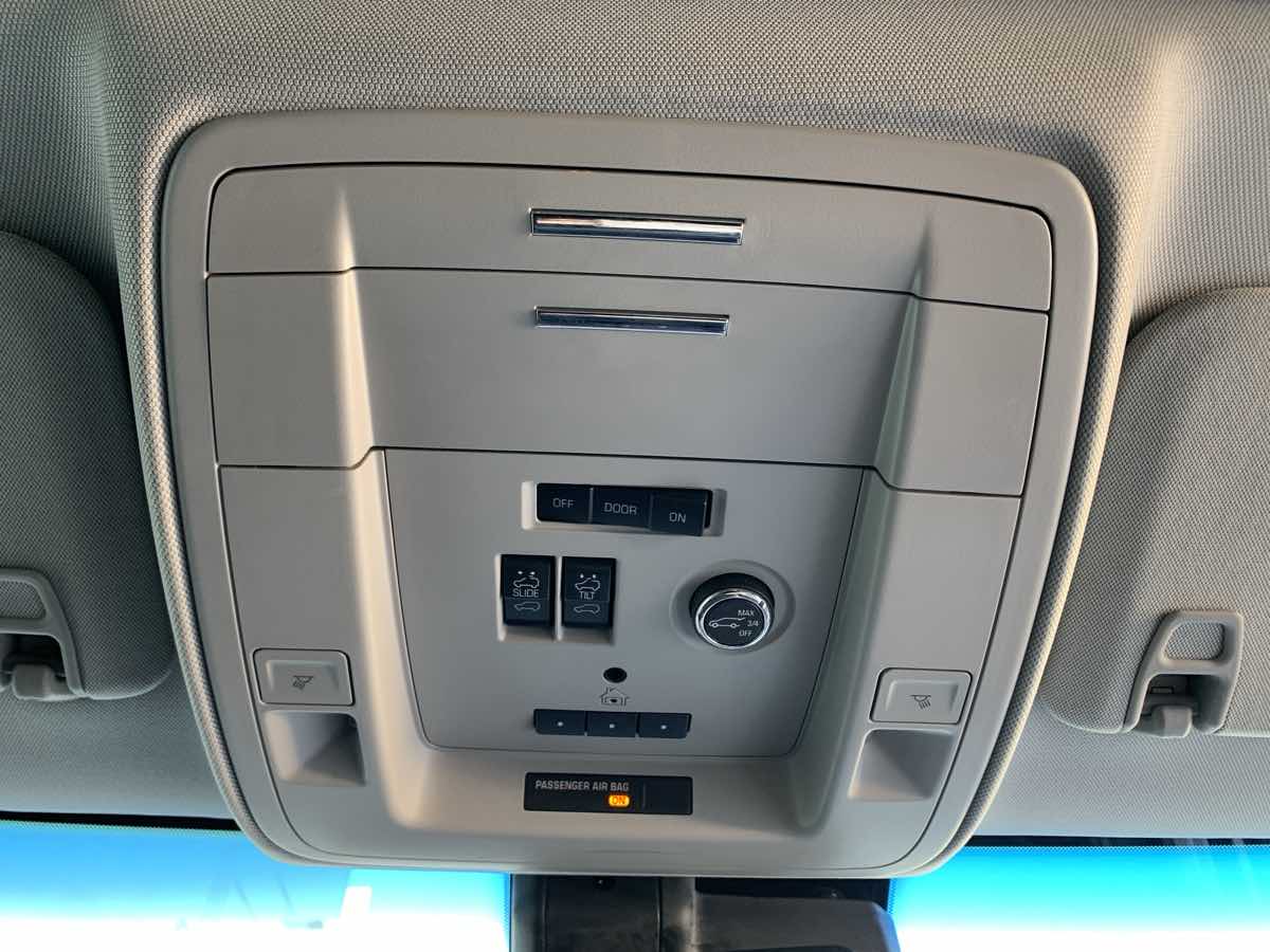 2019 Chevrolet Tahoe LT photo 2