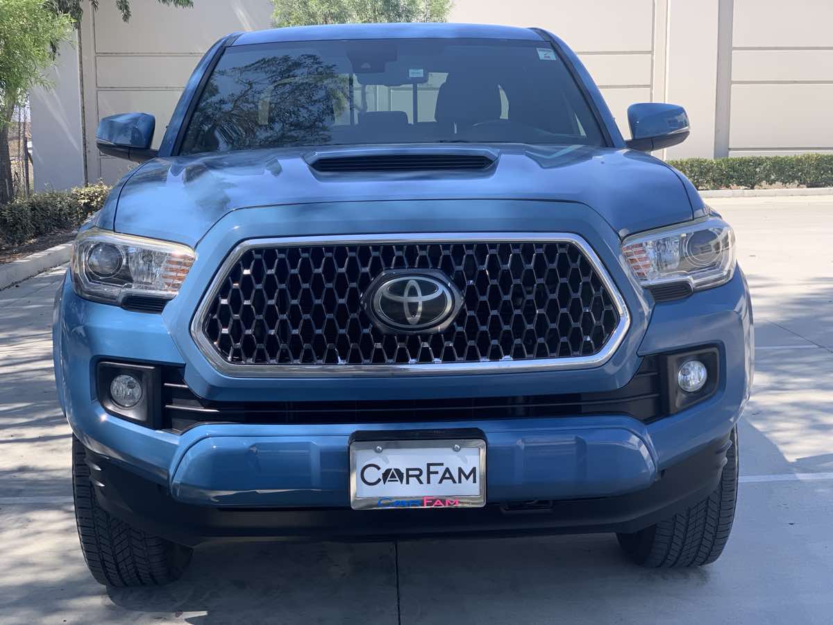2019 Toyota Tacoma TRD Sport photo 2