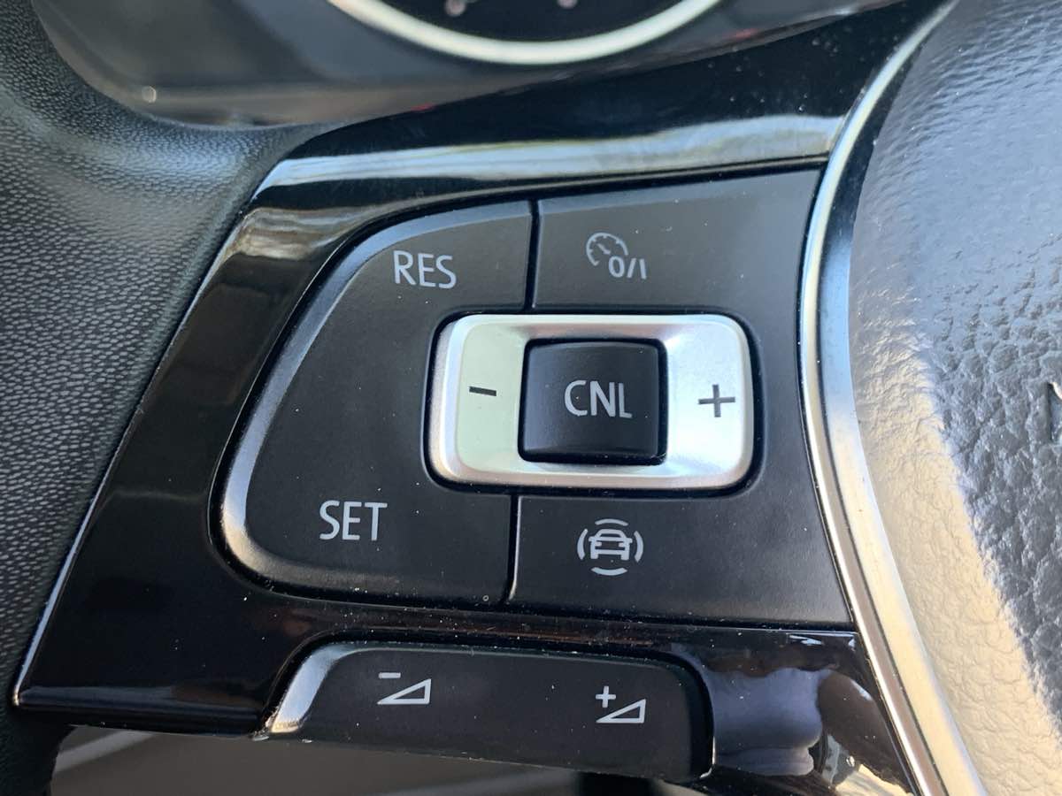 2020 Volkswagen Tiguan SE photo 10