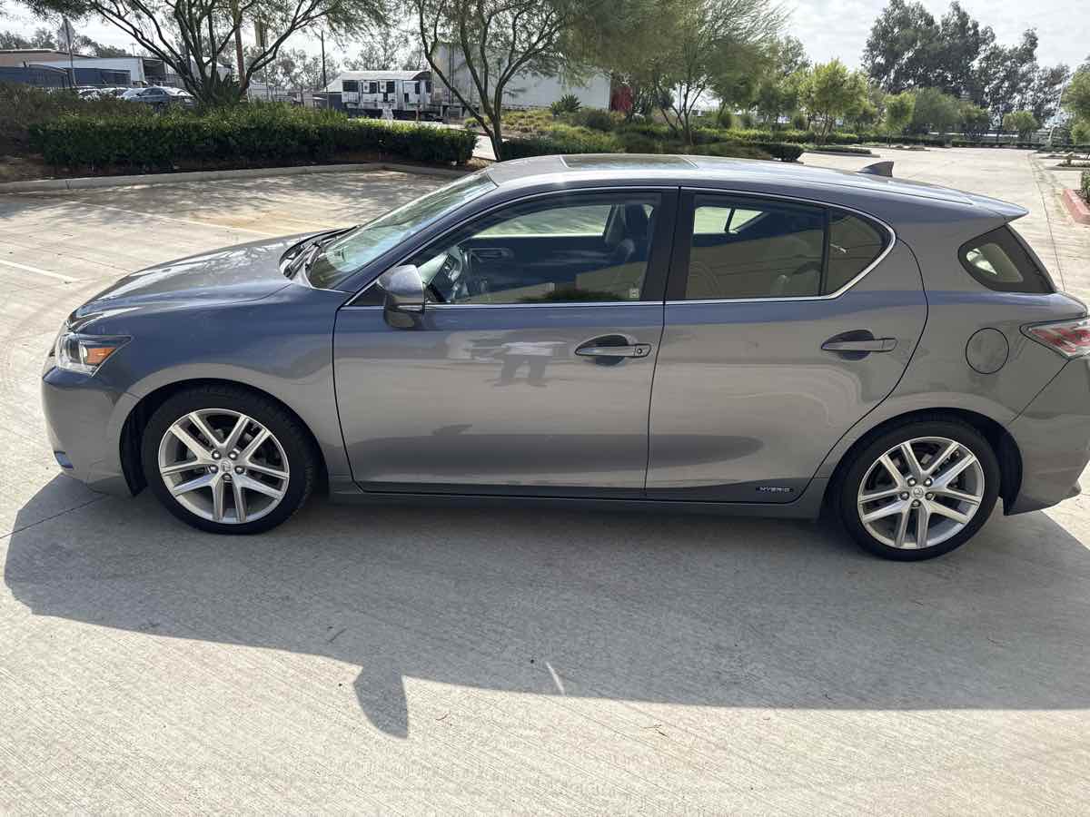 2016 Lexus CT 200h photo 2