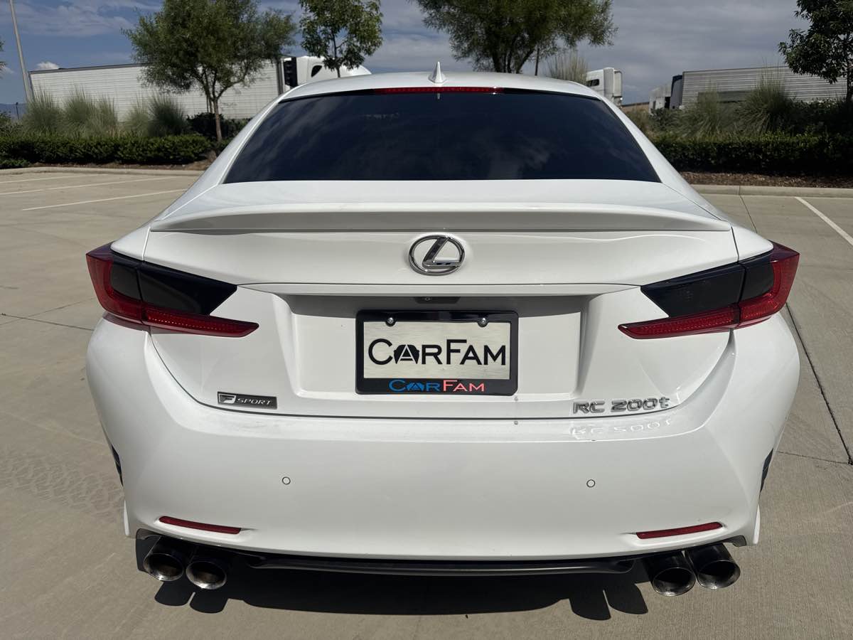 2017 Lexus RC 200t photo 4