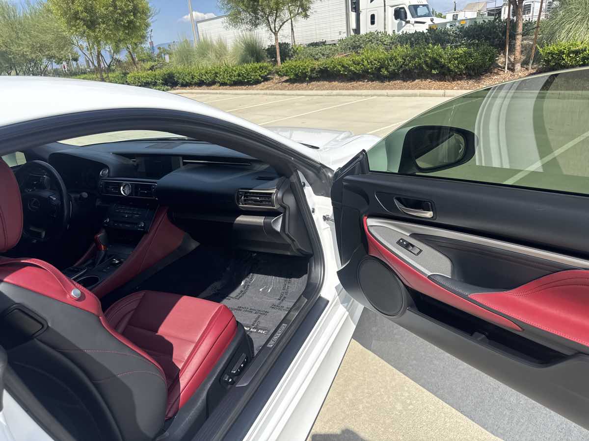 2017 Lexus RC 200t photo 16