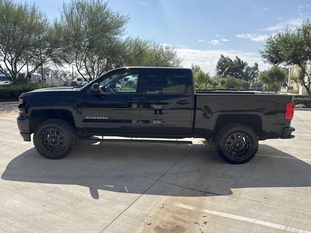 2017 Chevrolet Silverado 1500 LT photo 2
