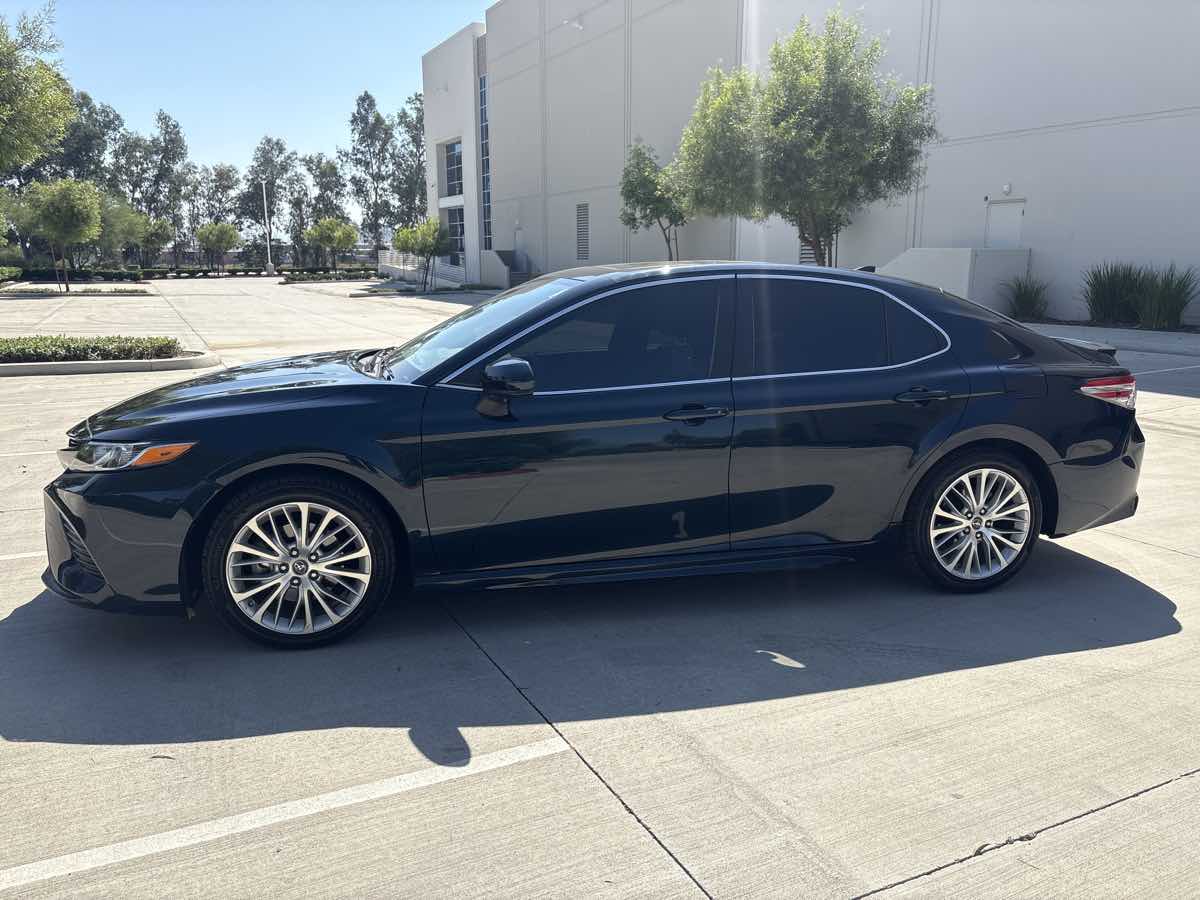 2020 Toyota Camry SE photo 2
