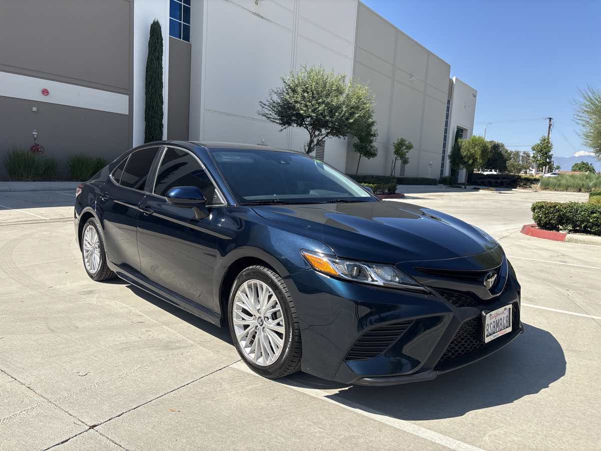 2020 Toyota Camry SE photo 7