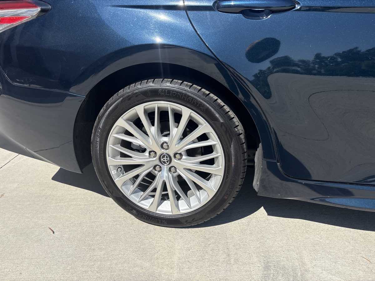 2020 Toyota Camry SE photo 10