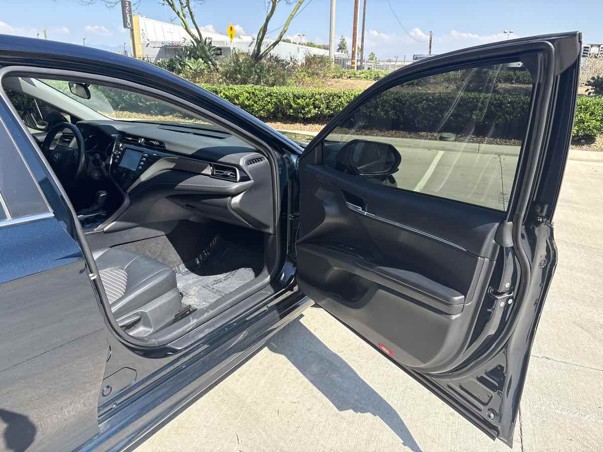 2020 Toyota Camry SE photo 11