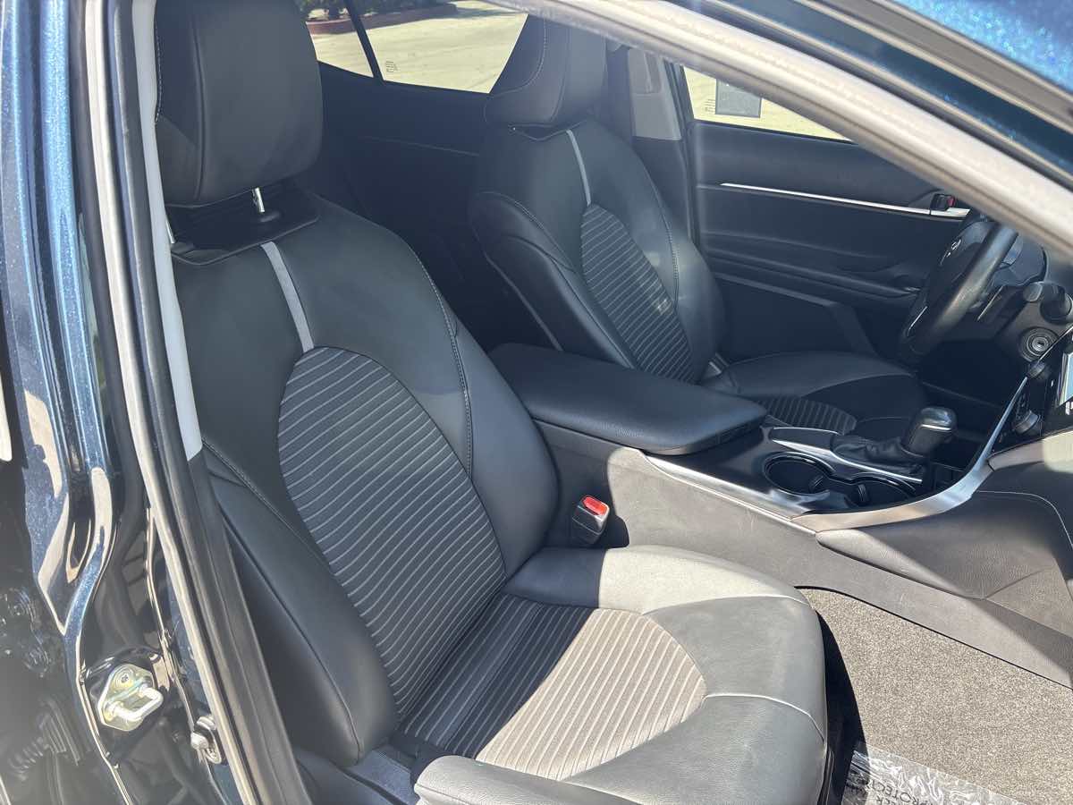 2020 Toyota Camry SE photo 12