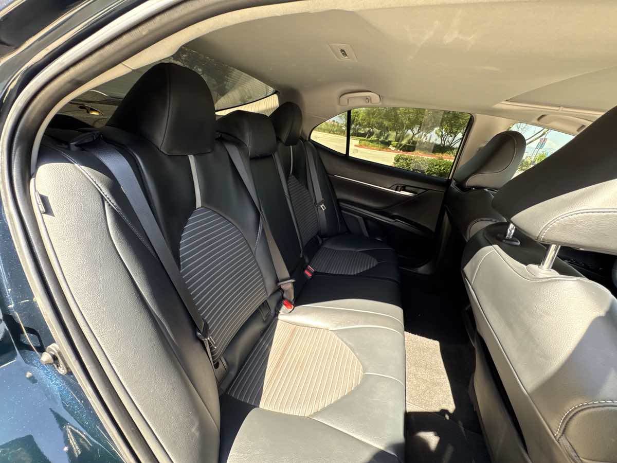 2020 Toyota Camry SE photo 13