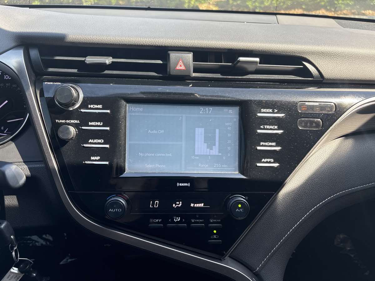 2020 Toyota Camry SE photo 17