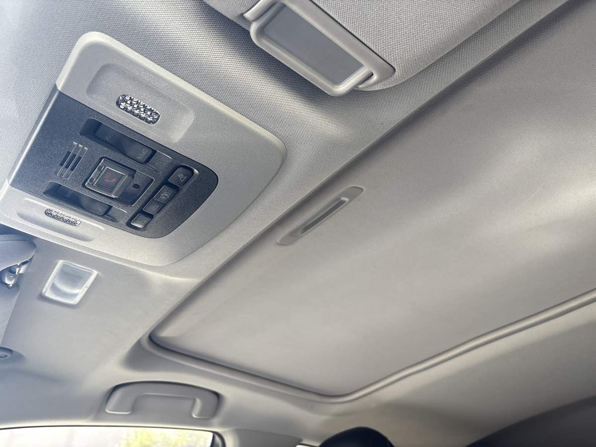 2020 Toyota Camry SE photo 18