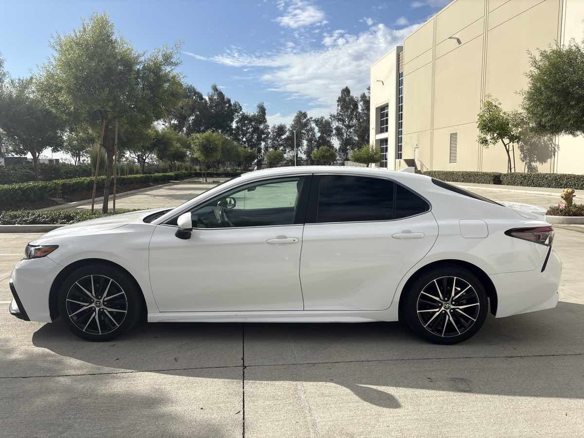 2021 Toyota Camry SE photo 2