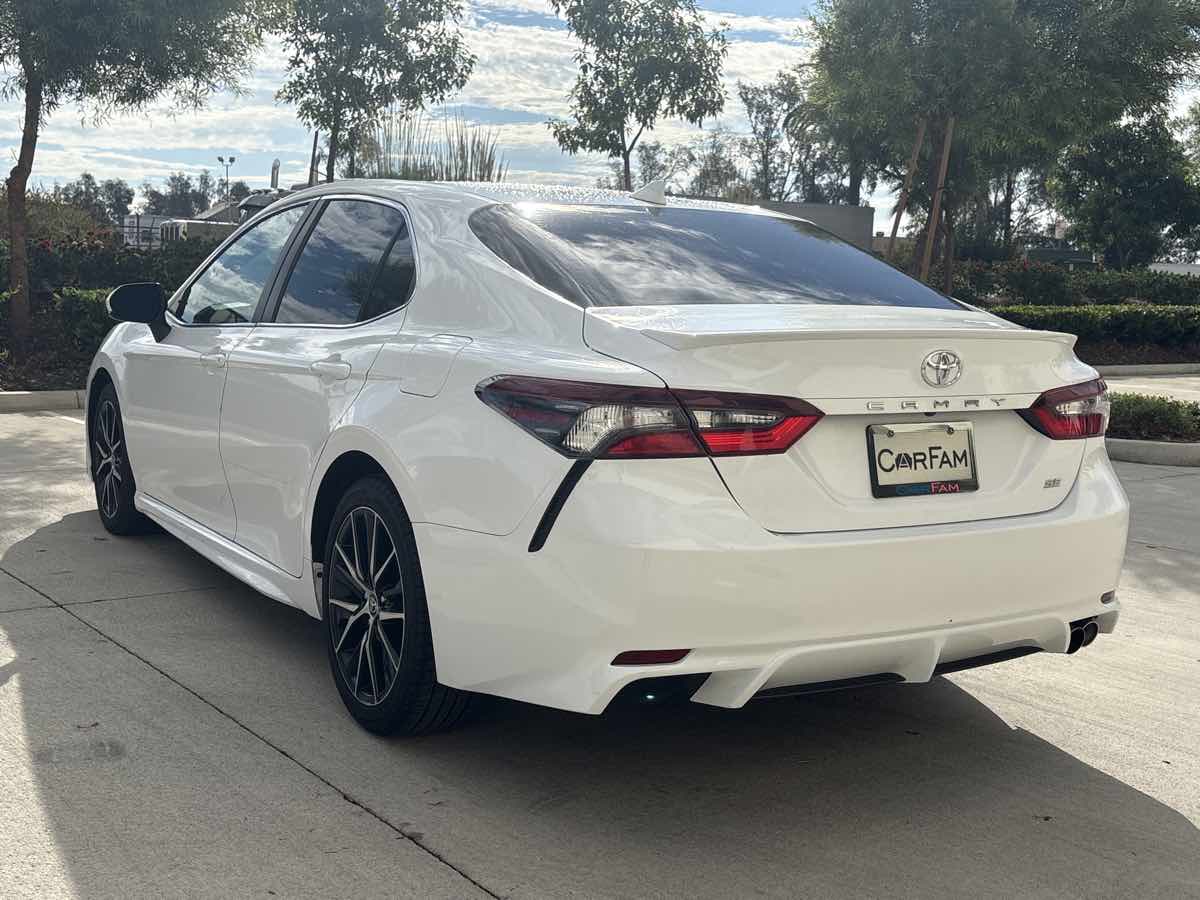 2021 Toyota Camry SE photo 3