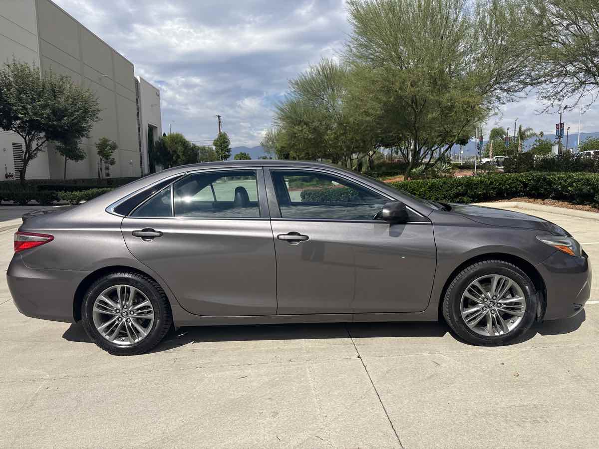 2017 Toyota Camry SE photo 2