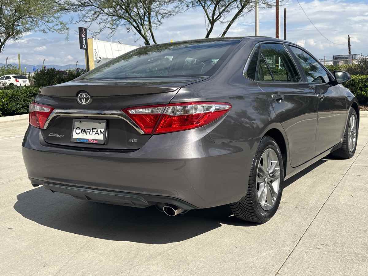 2017 Toyota Camry SE photo 3