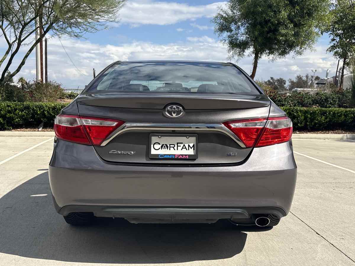 2017 Toyota Camry SE photo 4