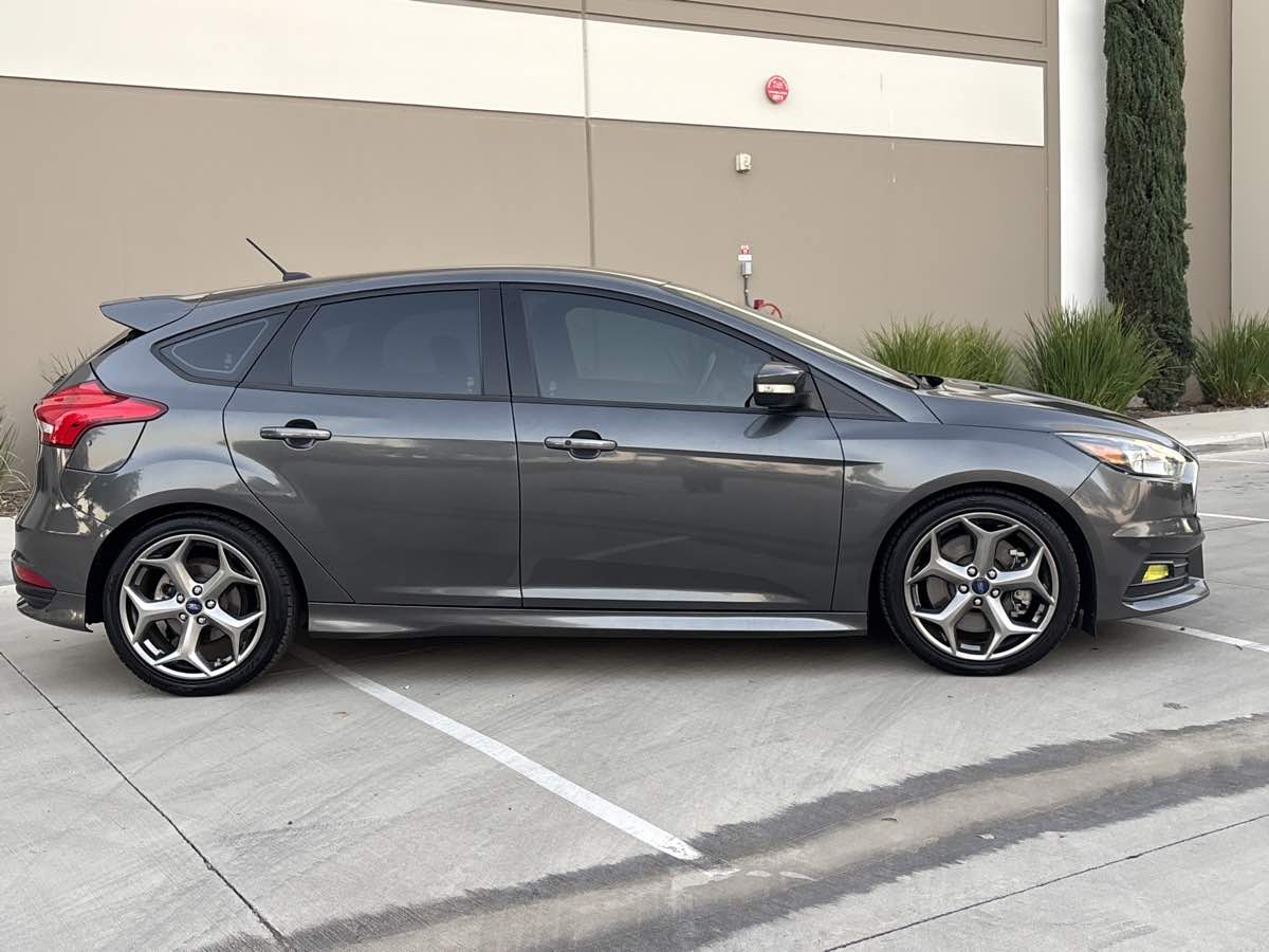 2017 Ford Focus ST photo 2