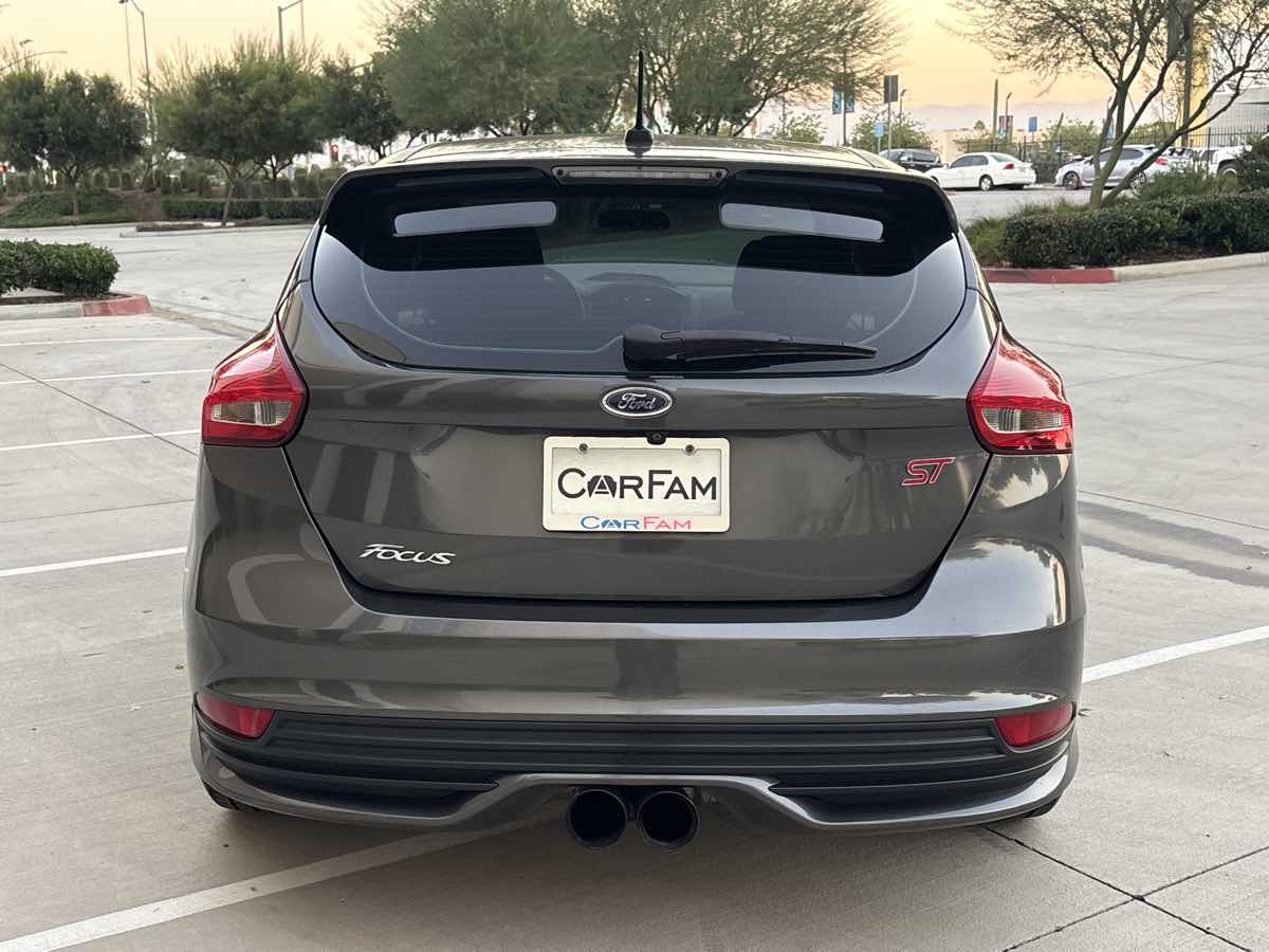 2017 Ford Focus ST photo 4