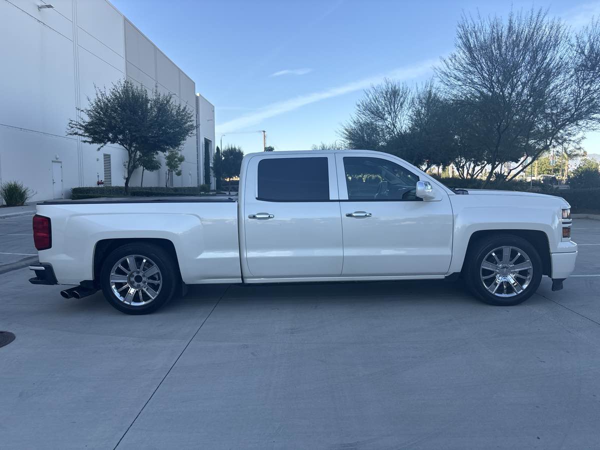 2014 Chevrolet Silverado 1500 High Country photo 2