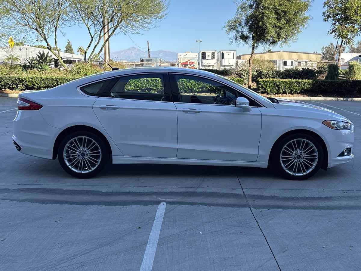 2014 Ford Fusion SE photo 2