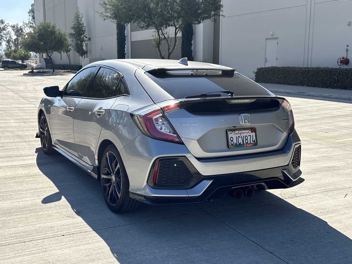 2018 Honda Civic Hatchback Sport Touring photo 4