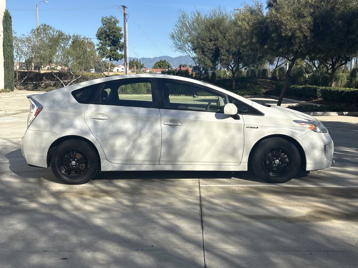 2015 Toyota Prius Three photo 2
